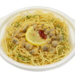 セブンイレブンのレモン香る あさりのボンゴレスープパスタを比較する。税込価格：529円、カロリー：438kcal、1円あたりカロリー：0.83kcal/円、たんぱく質：23.4g、1円あたりたんぱく質：0.04g/円、脂質：10.3g、炭水化物：65g、糖質：60.9g、食物繊維：4.1g、食塩相当量：3.8g。レモンを加え爽やかな仕立てにした、あさりの旨味が感じられるボンゴレスープパスタです。アレルギー：乳、小麦、かに。