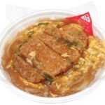 セブンイレブンの中華風あんかけかつ丼を比較する。税込価格：754円、カロリー：727kcal、たんぱく質：22.3g、脂質：26g、炭水化物：101.7g、糖質：100.1g、食物繊維：1.6g、食塩相当量：5g。地区の町中華でよくみられる、中華あんがたっぷりとかかった中華風かつ丼です。アレルギー：卵、小麦。