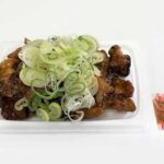 セブンイレブンのねぎ盛り 甘口醤油だれの焼もつを比較する。税込価格：421円、カロリー：299kcal、たんぱく質：17g、脂質：18.3g、炭水化物：17g、糖質：16.1g、食物繊維：0.9g、食塩相当量：2.4g。香ばしく焼き上げたもつを、甘口醤油だれ和え、ねぎを盛り付けました。お酒のおつまみにオススメです。アレルギー：小麦。