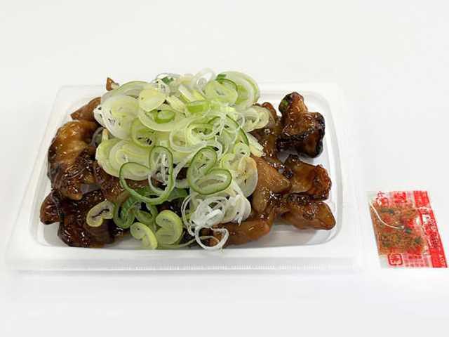 セブンイレブンのねぎ盛り 甘口醤油だれの焼もつを比較する。税込価格：421円、カロリー：299kcal、たんぱく質：17g、脂質：18.3g、炭水化物：17g、糖質：16.1g、食物繊維：0.9g、食塩相当量：2.4g。香ばしく焼き上げたもつを、甘口醤油だれ和え、ねぎを盛り付けました。お酒のおつまみにオススメです。アレルギー：小麦。