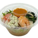 セブンイレブンのビスクソースのパスタサラダ カニカマ＆海老を比較する。税込価格：430円、カロリー：254kcal、1円あたりカロリー：0.59kcal/円、たんぱく質：12.3g、1円あたりたんぱく質：0.03g/円、脂質：6.7g、炭水化物：37.8g、糖質：34.2g、食物繊維：3.6g、食塩相当量：2.5g。海老の香りと旨みを感じられるビスクソースで食べるパスタサラダです。アレルギー：卵、乳、小麦、えび、かに。