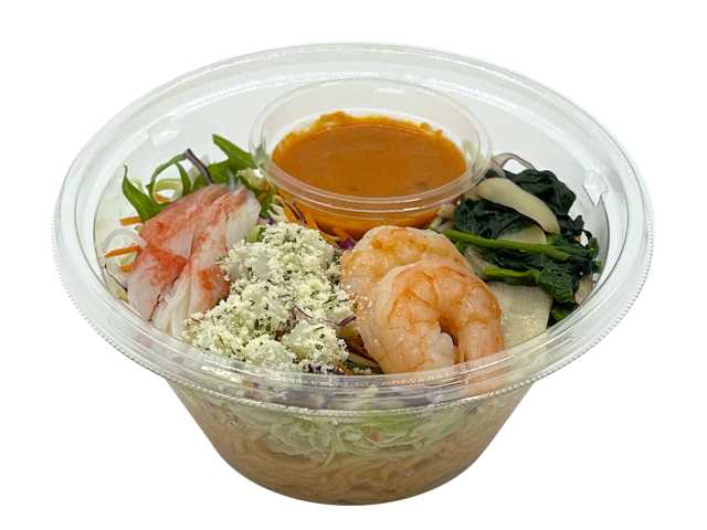 セブンイレブンのビスクソースのパスタサラダ カニカマ＆海老を比較する。税込価格：430円、カロリー：254kcal、1円あたりカロリー：0.59kcal/円、たんぱく質：12.3g、1円あたりたんぱく質：0.03g/円、脂質：6.7g、炭水化物：37.8g、糖質：34.2g、食物繊維：3.6g、食塩相当量：2.5g。海老の香りと旨みを感じられるビスクソースで食べるパスタサラダです。アレルギー：卵、乳、小麦、えび、かに。
