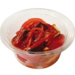 セブンイレブンのトマトと白菜の甘辛キムチを比較する。税込価格：322円、カロリー：61kcal、1円あたりカロリー：0.19kcal/円、たんぱく質：2.9g、1円あたりたんぱく質：0.01g/円、脂質：0.8g、炭水化物：12g、糖質：9.2g、食物繊維：2.8g、食塩相当量：1.8g。夏に人気のトマトと甘辛い味付けでさっぱり食べられるキムチ。アレルギー：小麦。