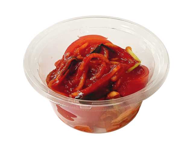 セブンイレブンのトマトと白菜の甘辛キムチを比較する。税込価格：322円、カロリー：61kcal、1円あたりカロリー：0.19kcal/円、たんぱく質：2.9g、1円あたりたんぱく質：0.01g/円、脂質：0.8g、炭水化物：12g、糖質：9.2g、食物繊維：2.8g、食塩相当量：1.8g。夏に人気のトマトと甘辛い味付けでさっぱり食べられるキムチ。アレルギー：小麦。