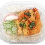 セブンイレブンの冷しおろしきしめん 海老天と野菜バラ天を比較する。税込価格：626円、カロリー：557kcal、1円あたりカロリー：0.89kcal/円、たんぱく質：11.5g、1円あたりたんぱく質：0.02g/円、脂質：10.9g、炭水化物：106g、糖質：100.3g、食物繊維：5.7g、食塩相当量：3.5g。海老天と野菜バラ天を乗せた名古屋めしとして親しまれている冷たいきしめんです｡。アレルギー：卵、乳、小麦、えび。