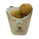 セブンイレブンのお店で揚げたカムジャチーズボール３個を比較する。税込価格：230円、カロリー：207kcal、1円あたりカロリー：0.90kcal/円、たんぱく質：2.5g、1円あたりたんぱく質：0.01g/円、脂質：10.9g、炭水化物：25.3g、糖質：24.1g、食物繊維：1.2g、食塩相当量：0.7g。じゃがいものような見た目で、チーズの味わいを楽しめる一品です。ボール型で手軽につまめる軽食です。アレルギー：卵、乳、小麦特定原材料に準ずる20品目:牛肉、大豆、豚肉。
