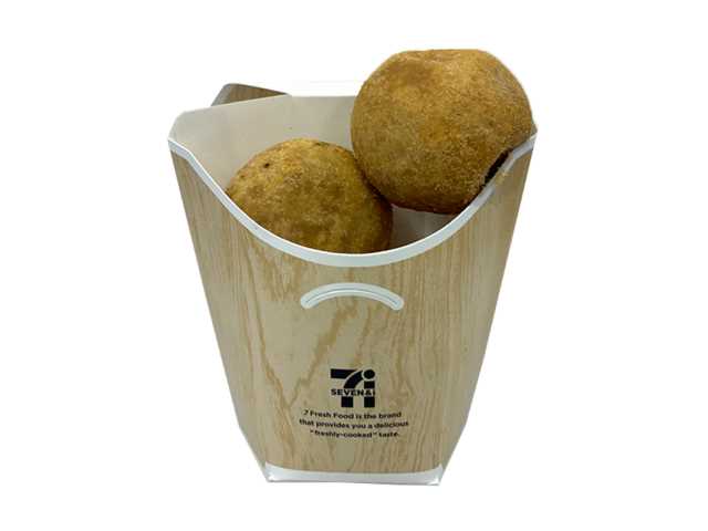 セブンイレブンのお店で揚げたカムジャチーズボール３個を比較する。税込価格：230円、カロリー：207kcal、1円あたりカロリー：0.90kcal/円、たんぱく質：2.5g、1円あたりたんぱく質：0.01g/円、脂質：10.9g、炭水化物：25.3g、糖質：24.1g、食物繊維：1.2g、食塩相当量：0.7g。じゃがいものような見た目で、チーズの味わいを楽しめる一品です。ボール型で手軽につまめる軽食です。アレルギー：卵、乳、小麦特定原材料に準ずる20品目:牛肉、大豆、豚肉。