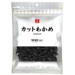 セブンイレブンの７ザ・プライス カットわかめを比較する。税込価格：214円、カロリー：69kcal、1円あたりカロリー：0.32kcal/円、たんぱく質：9g、1円あたりたんぱく質：0.04g/円、脂質：2g、炭水化物：20.9g、糖質：3.1g、食物繊維：17.8g、食塩相当量：12.1g。肉厚でもっちりとした食感。サラダやみそ汁など様々なメニューに活用頂けます。アレルギー：なし。