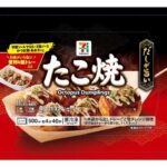 セブンイレブンの７プレミアム たこ焼を比較する。税込価格：354円、カロリー：324kcal、たんぱく質：10.5g、脂質：13.7g、炭水化物：41g、糖質：38.4g、食物繊維：2.6g、食塩相当量：3.6g。生地のとろ～り感とかつお節の旨味が味わえるたこ焼です。別添で特製ソース、マヨネーズ風ソース、鰹節、あおさ付きです。アレルギー：卵、小麦。