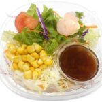 セブンイレブンのくずして食べる パリパリ麺のサラダを比較する。税込価格：419円、カロリー：387kcal、たんぱく質：6.7g、脂質：23.3g、炭水化物：39.6g、糖質：35.8g、食物繊維：3.8g、食塩相当量：2.6g。皿うどんの麺と一緒に、１日に必要な野菜の１／３日分が摂れるサラダです。食感も楽しめる満足感のある食事サラダです。アレルギー：卵、乳、小麦、えび。