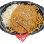 セブンイレブンのスパカツ＆バターライスを比較する。税込価格：646円、カロリー：908kcal、1円あたりカロリー：1.41kcal/円、たんぱく質：26.6g、1円あたりたんぱく質：0.04g/円、脂質：40.9g、炭水化物：110.7g、糖質：106.2g、食物繊維：4.5g、食塩相当量：5.6g。香ばしく炒めたスパゲティにとんかつとお肉の旨味を感じられるミートソースを乗せ、風味豊かなバターライスを組み合わせたお弁当です。アレルギー：卵、乳、小麦。