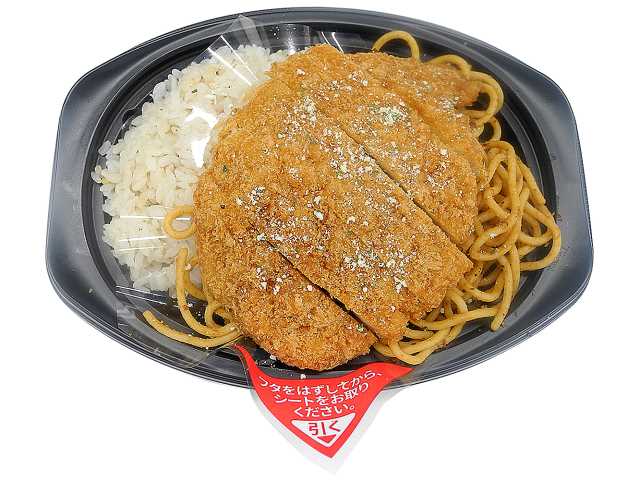 セブンイレブンのスパカツ＆バターライスを比較する。税込価格：646円、カロリー：908kcal、1円あたりカロリー：1.41kcal/円、たんぱく質：26.6g、1円あたりたんぱく質：0.04g/円、脂質：40.9g、炭水化物：110.7g、糖質：106.2g、食物繊維：4.5g、食塩相当量：5.6g。香ばしく炒めたスパゲティにとんかつとお肉の旨味を感じられるミートソースを乗せ、風味豊かなバターライスを組み合わせたお弁当です。アレルギー：卵、乳、小麦。