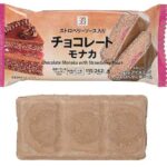 セブンイレブンの７プレミアム ストロベリーソース入りチョコレートモナカを比較する。税込価格：246円、カロリー：262kcal、1円あたりカロリー：1.06kcal/円、たんぱく質：3.5g、1円あたりたんぱく質：0.01g/円、脂質：13.1g、炭水化物：33.1g、糖質：32g、食物繊維：1.1g、食塩相当量：0.1g。ストロベリーソースが入ったチョコレートアイスをココアモナカ皮で挟んだモナカアイスです。アレルギー：乳、小麦。