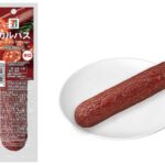 セブンイレブンの７プレミアム 辛口カルパスを比較する。税込価格：127円、カロリー：276kcal、1円あたりカロリー：2.17kcal/円、たんぱく質：10.8g、1円あたりたんぱく質：0.08g/円、脂質：25.3g、炭水化物：1.5g、糖質：1.2g、食物繊維：0.3g、食塩相当量：2.1g。赤唐辛子、パプリカ粉、ラー油で辛口に仕上げたカルパス。アレルギー：小麦。