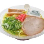 セブンイレブンの藤枝朝ラー軒公認 香る旨みつゆ冷かけ中華そばを比較する。税込価格：508円、カロリー：338kcal、たんぱく質：12.1g、脂質：3.2g、炭水化物：67.6g、糖質：62.9g、食物繊維：4.7g、食塩相当量：6.7g。朝から食べられるあっさりとした醤油ラーメンに、静岡県産わさびを付けました。アレルギー：卵、乳、小麦。