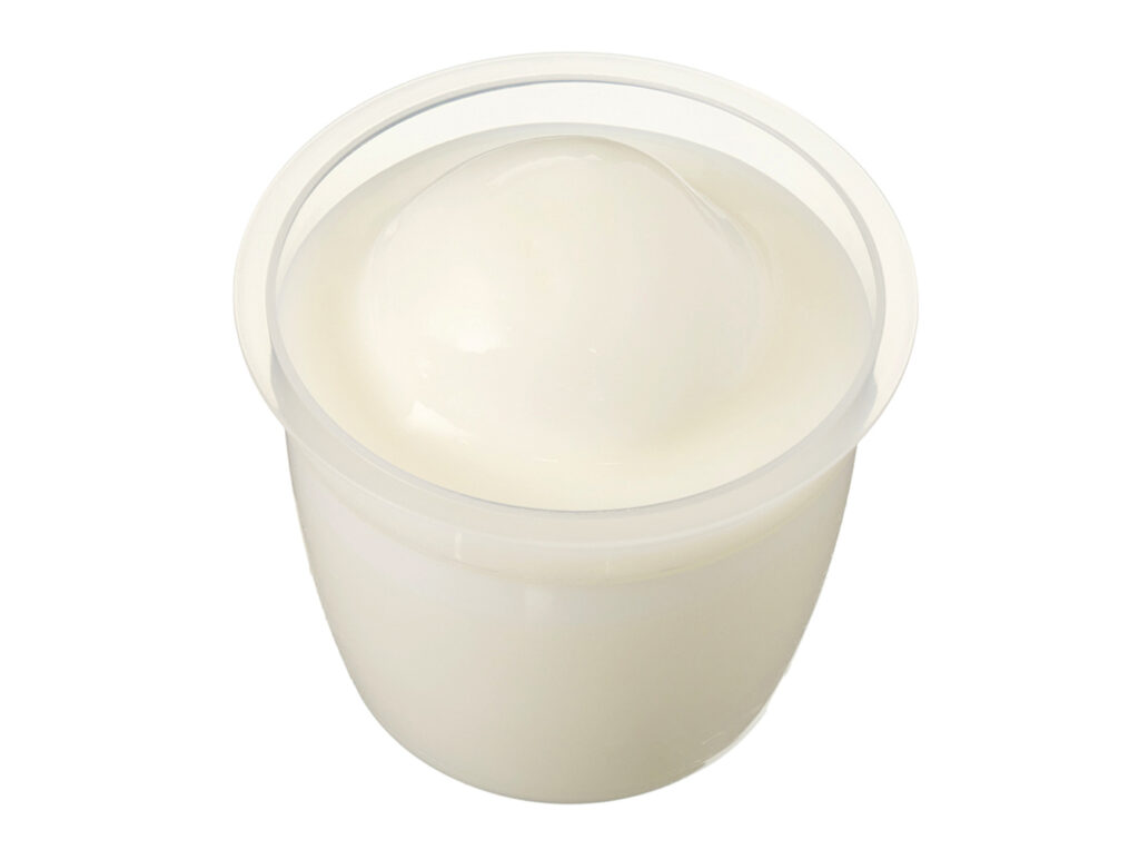 セブンイレブンの牛乳を味わうもちぷるミルクプリンを比較する。税込価格：281円、カロリー：183kcal、1円あたりカロリー：0.65kcal/円、たんぱく質：3.8g、1円あたりたんぱく質：0.01g/円、脂質：10.3g、炭水化物：18.9g、糖質：18.6g、食物繊維：0.3g、食塩相当量：0.1g。千葉県産の牛乳をホイップ，ソース，ミルクプリンで味わえる千産千消スイーツ。アレルギー：乳。