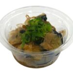 セブンイレブンの出汁おろしで食べる 大阪なすの揚げびたしを比較する。税込価格：322円、カロリー：85kcal、1円あたりカロリー：0.26kcal/円、たんぱく質：2.2g、1円あたりたんぱく質：0.01g/円、脂質：6.2g、炭水化物：6.2g、糖質：4g、食物繊維：2.2g、食塩相当量：1g。生姜と出汁の味が浸み込んだなすの揚げびたしに、出汁で味付けした大根おろしを盛り付け、さっぱりと食べられる仕立てです。アレルギー：小麦。
