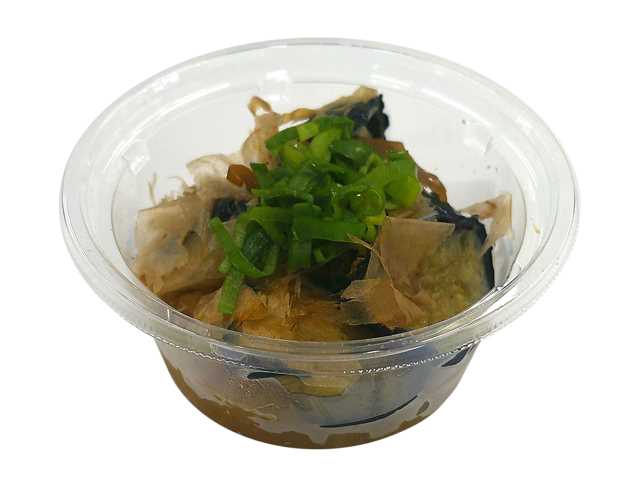 セブンイレブンの出汁おろしで食べる 大阪なすの揚げびたしを比較する。税込価格：322円、カロリー：85kcal、1円あたりカロリー：0.26kcal/円、たんぱく質：2.2g、1円あたりたんぱく質：0.01g/円、脂質：6.2g、炭水化物：6.2g、糖質：4g、食物繊維：2.2g、食塩相当量：1g。生姜と出汁の味が浸み込んだなすの揚げびたしに、出汁で味付けした大根おろしを盛り付け、さっぱりと食べられる仕立てです。アレルギー：小麦。