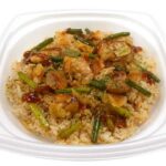 セブンイレブンのにんにく好きへ贈るチキンガーリックライスを比較する。税込価格：754円、カロリー：621kcal、1円あたりカロリー：0.82kcal/円、たんぱく質：18.8g、1円あたりたんぱく質：0.02g/円、脂質：13.6g、炭水化物：106.7g、糖質：104.8g、食物繊維：1.9g、食塩相当量：4.7g。香ばしさとにんにくの旨味と風味のあるガーリックライスです。アレルギー：小麦。