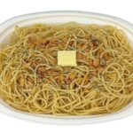 セブンイレブンのガーリックバター醤油パスタを比較する。税込価格：464円、カロリー：606kcal、1円あたりカロリー：1.30kcal/円、たんぱく質：26.9g、1円あたりたんぱく質：0.06g/円、脂質：7.9g、炭水化物：110.4g、糖質：103g、食物繊維：7.4g、食塩相当量：6.9g。にんにくの香りとバター醤油の風味を味わえる大盛パスタです。アレルギー：乳、小麦。