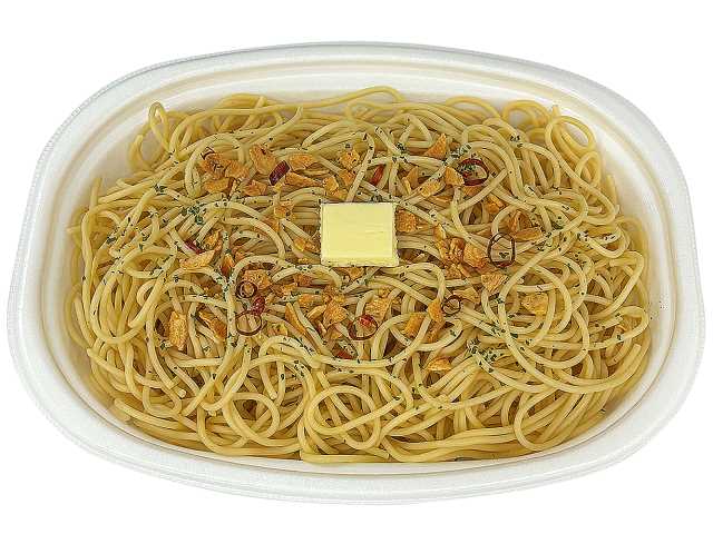 セブンイレブンのガーリックバター醤油パスタを比較する。税込価格：464円、カロリー：606kcal、1円あたりカロリー：1.30kcal/円、たんぱく質：26.9g、1円あたりたんぱく質：0.06g/円、脂質：7.9g、炭水化物：110.4g、糖質：103g、食物繊維：7.4g、食塩相当量：6.9g。にんにくの香りとバター醤油の風味を味わえる大盛パスタです。アレルギー：乳、小麦。