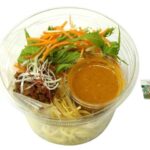 セブンイレブンのシビれる辛さの担々ラーメンサラダを比較する。税込価格：430円、カロリー：424kcal、1円あたりカロリー：0.99kcal/円、たんぱく質：11.4g、1円あたりたんぱく質：0.03g/円、脂質：20.2g、炭水化物：51.4g、糖質：47g、食物繊維：4.4g、食塩相当量：2g。豆板醤や花椒をきかせた担々ドレッシングと和えて食べていただく、ラーメンサラダです。アレルギー：卵、小麦。