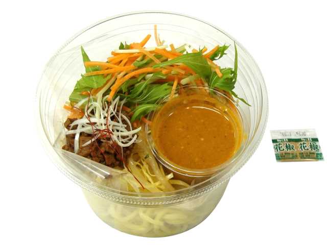 セブンイレブンのシビれる辛さの担々ラーメンサラダを比較する。税込価格：430円、カロリー：424kcal、1円あたりカロリー：0.99kcal/円、たんぱく質：11.4g、1円あたりたんぱく質：0.03g/円、脂質：20.2g、炭水化物：51.4g、糖質：47g、食物繊維：4.4g、食塩相当量：2g。豆板醤や花椒をきかせた担々ドレッシングと和えて食べていただく、ラーメンサラダです。アレルギー：卵、小麦。