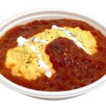 セブンイレブンのトマトソースのオムライスを比較する。税込価格：680円、カロリー：607kcal、たんぱく質：17.7g、脂質：24g、炭水化物：81.5g、糖質：78.8g、食物繊維：2.7g、食塩相当量：2.9g。チキンライスに具材感のあるトマトソースを合わせたオムライスです。アレルギー：卵、乳、小麦。