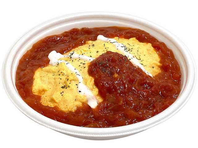 セブンイレブンのトマトソースのオムライスを比較する。税込価格：680円、カロリー：607kcal、たんぱく質：17.7g、脂質：24g、炭水化物：81.5g、糖質：78.8g、食物繊維：2.7g、食塩相当量：2.9g。チキンライスに具材感のあるトマトソースを合わせたオムライスです。アレルギー：卵、乳、小麦。
