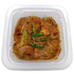 セブンイレブンの旨辛やみつき豚キムチを比較する。税込価格：430円、カロリー：216kcal、たんぱく質：13.7g、脂質：13.3g、炭水化物：12.6g、糖質：7.9g、食物繊維：4.7g、食塩相当量：3g。コチュジャンや醤油、にんにくで味付けをした食べ進みの良い豚キムチです。野菜炒めは高温短時間で加熱し、食感良く仕上げました。アレルギー：小麦。
