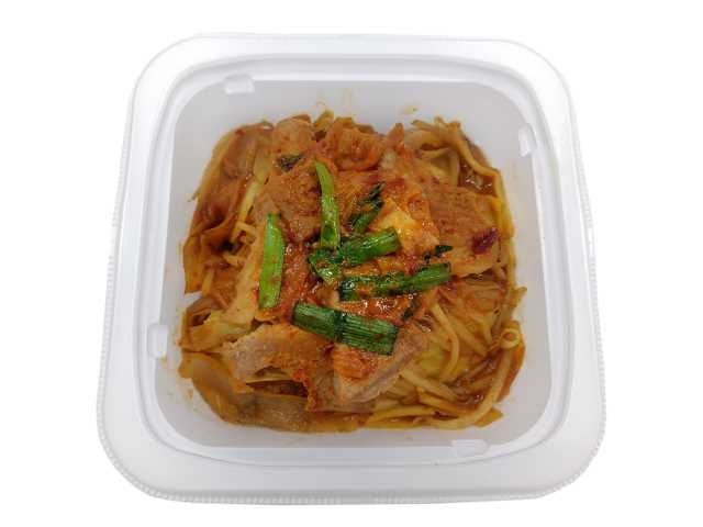 セブンイレブンの旨辛やみつき豚キムチを比較する。税込価格：430円、カロリー：216kcal、たんぱく質：13.7g、脂質：13.3g、炭水化物：12.6g、糖質：7.9g、食物繊維：4.7g、食塩相当量：3g。コチュジャンや醤油、にんにくで味付けをした食べ進みの良い豚キムチです。野菜炒めは高温短時間で加熱し、食感良く仕上げました。アレルギー：小麦。