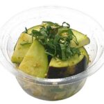 セブンイレブンの混ぜて食べる泉州水なすの中華サラダを比較する。税込価格：300円、カロリー：54kcal、たんぱく質：5.4g、脂質：1.8g、炭水化物：4.8g、糖質：3.2g、食物繊維：1.6g、食塩相当量：1g。胡麻油をきかせた大根・きゅうり・蒸し鶏・豆もやしの中華和えに、水分が多くやわらかい泉州水なすを合わせました。大葉と一緒に混ぜてさっぱりと食べられます。アレルギー：小麦。