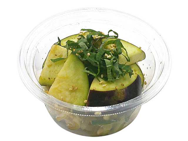 セブンイレブンの混ぜて食べる泉州水なすの中華サラダを比較する。税込価格：300円、カロリー：54kcal、たんぱく質：5.4g、脂質：1.8g、炭水化物：4.8g、糖質：3.2g、食物繊維：1.6g、食塩相当量：1g。胡麻油をきかせた大根・きゅうり・蒸し鶏・豆もやしの中華和えに、水分が多くやわらかい泉州水なすを合わせました。大葉と一緒に混ぜてさっぱりと食べられます。アレルギー：小麦。