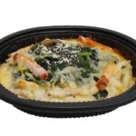 セブンイレブンのほうれん草のチーズ焼きを比較する。税込価格：430円、カロリー：264kcal、たんぱく質：13.2g、脂質：12.1g、炭水化物：27.1g、糖質：24g、食物繊維：3.1g、食塩相当量：2g。ほうれん草を使った品揃え。ほうれん草と相性の良いベーコンとしめじをトッピングし、チーズの味をきかせた仕立て。アレルギー：卵、乳、小麦。
