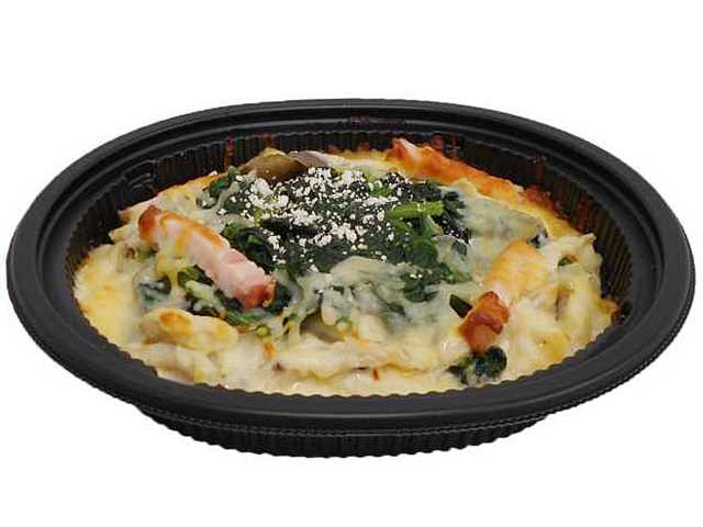 セブンイレブンのほうれん草のチーズ焼きを比較する。税込価格：430円、カロリー：264kcal、1円あたりカロリー：0.61kcal/円、たんぱく質：13.2g、1円あたりたんぱく質：0.03g/円、脂質：12.1g、炭水化物：27.1g、糖質：24g、食物繊維：3.1g、食塩相当量：2g。ほうれん草を使った品揃え。ほうれん草と相性の良いベーコンとしめじをトッピングし、チーズの味をきかせた仕立て。アレルギー：卵、乳、小麦。