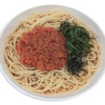 セブンイレブンの明太子と大葉の和風パスタを比較する。税込価格：518円、カロリー：391kcal、たんぱく質：17.6g、脂質：9.1g、炭水化物：61.6g、糖質：57.5g、食物繊維：4.1g、食塩相当量：3.5g。程よい辛さの明太子を使った和風パスタです。昆布だしとバターを加えたソースで、コクのある味わいに仕上げました。アレルギー：乳、小麦。