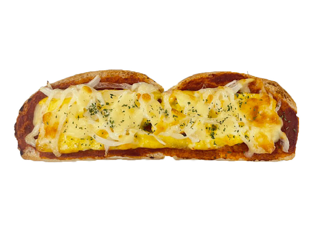 セブンイレブンのたまごピザトーストを比較する。税込価格：214円、カロリー：356kcal、たんぱく質：8.3g、脂質：20.5g、炭水化物：35.5g、糖質：33.8g、食物繊維：1.7g、食塩相当量：2.4g。トマトソースとたまごサラダ，たまねぎ，マヨネーズ，チーズをのせて焼き上げた惣菜パンです。アレルギー：卵、乳、小麦。