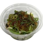 セブンイレブンの混ぜて食べる ねばねばサラダを比較する。税込価格：257円、カロリー：57kcal、たんぱく質：2.3g、脂質：0.4g、炭水化物：12.2g、糖質：10.1g、食物繊維：2.1g、食塩相当量：1.9g。健康感のあるネバネバ食材（長芋、オクラ、なめこ、めかぶ）と大根、昆布を柚子風味のだしジュレでさっぱりと食べるサラダです。アレルギー：小麦。