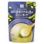 セブンイレブンの７Ｐ 山形県産だだちゃ豆の冷たいスープを比較する。税込価格：257円、カロリー：64kcal、1円あたりカロリー：0.25kcal/円、たんぱく質：2.7g、1円あたりたんぱく質：0.01g/円、脂質：2.7g、炭水化物：7.8g、糖質：6.4g、食物繊維：1.4g、食塩相当量：0.9g。山形県鶴岡市特産のブランド枝豆のだだちゃ豆を使用し、野菜本来の風味をいかして仕上げた冷たいスープです。アレルギー：乳。