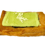 セブンイレブンの静岡茶クリームの焼きチョコデニッシュを比較する。税込価格：203円、カロリー：339kcal、1円あたりカロリー：1.67kcal/円、たんぱく質：4.3g、1円あたりたんぱく質：0.02g/円、脂質：23.7g、炭水化物：29.1g、糖質：25.1g、食物繊維：4g、食塩相当量：0.5g。デニッシュ生地に静岡茶を使用したクリームとチョコクランチを組み合わせた商品です。アレルギー：卵、乳、小麦。