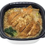 セブンイレブンの沖縄限定 中華カツ丼を比較する。税込価格：754円、カロリー：718kcal、たんぱく質：25.7g、脂質：27.4g、炭水化物：93g、糖質：91.3g、食物繊維：1.7g、食塩相当量：3.3g。沖縄では定番メニューの中華カツ丼です。にんにくを効かせた玉子あんをカツに盛り付けました。アレルギー：卵、小麦。