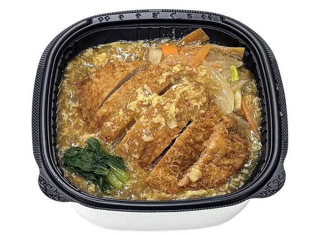 セブンイレブンの沖縄限定 中華カツ丼を比較する。税込価格：754円、カロリー：718kcal、たんぱく質：25.7g、脂質：27.4g、炭水化物：93g、糖質：91.3g、食物繊維：1.7g、食塩相当量：3.3g。沖縄では定番メニューの中華カツ丼です。にんにくを効かせた玉子あんをカツに盛り付けました。アレルギー：卵、小麦。