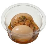 セブンイレブンのやみつき香味ダレの韓国風味付たまごを比較する。税込価格：387円、カロリー：172kcal、1円あたりカロリー：0.44kcal/円、たんぱく質：12.1g、1円あたりたんぱく質：0.03g/円、脂質：11.7g、炭水化物：4.9g、糖質：4.1g、食物繊維：0.8g、食塩相当量：2.3g。醤油に胡麻油、ねぎ油、オイスターソースを加えた辛味のある香味ダレをかけた味付玉子です。卵黄と香味ダレでやみつき感のある味わいに仕上げています。アレルギー：卵、小麦。