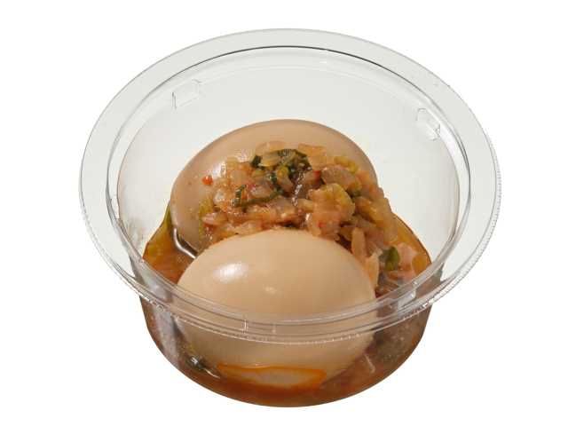 セブンイレブンのやみつき香味ダレの韓国風味付たまごを比較する。税込価格：387円、カロリー：172kcal、1円あたりカロリー：0.44kcal/円、たんぱく質：12.1g、1円あたりたんぱく質：0.03g/円、脂質：11.7g、炭水化物：4.9g、糖質：4.1g、食物繊維：0.8g、食塩相当量：2.3g。醤油に胡麻油、ねぎ油、オイスターソースを加えた辛味のある香味ダレをかけた味付玉子です。卵黄と香味ダレでやみつき感のある味わいに仕上げています。アレルギー：卵、小麦。