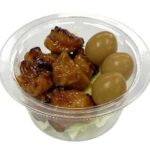 セブンイレブンの炭火焼鳥とうずら煮玉子を比較する。税込価格：343円、カロリー：179kcal、たんぱく質：21.2g、脂質：7.7g、炭水化物：6.6g、糖質：5.8g、食物繊維：0.8g、食塩相当量：2.4g。おつまみとして人気のうずら煮玉子に、香ばしく焼き上げた炭火焼鳥と食感の良いキャベツを合わせました。アレルギー：卵、小麦。
