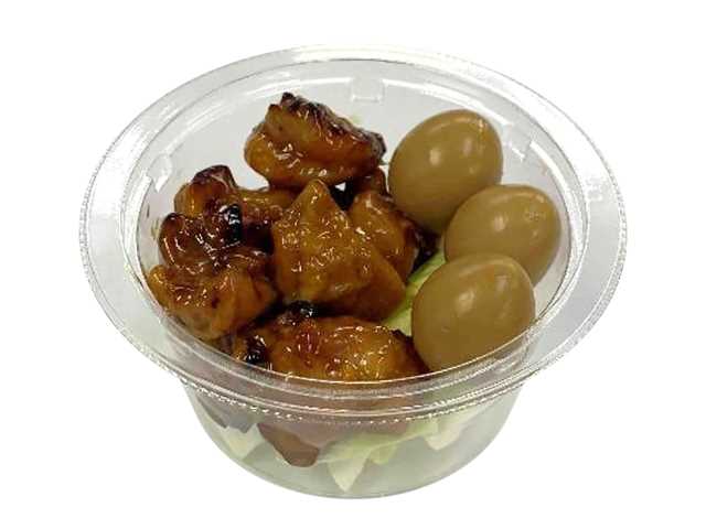 セブンイレブンの炭火焼鳥とうずら煮玉子を比較する。税込価格：343円、カロリー：179kcal、たんぱく質：21.2g、脂質：7.7g、炭水化物：6.6g、糖質：5.8g、食物繊維：0.8g、食塩相当量：2.4g。おつまみとして人気のうずら煮玉子に、香ばしく焼き上げた炭火焼鳥と食感の良いキャベツを合わせました。アレルギー：卵、小麦。