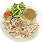 セブンイレブンの冷製パスタ 豚しゃぶごまポン酢を比較する。税込価格：572円、カロリー：571kcal、1円あたりカロリー：1.00kcal/円、たんぱく質：28.3g、1円あたりたんぱく質：0.05g/円、脂質：29.7g、炭水化物：50.4g、糖質：44.9g、食物繊維：5.5g、食塩相当量：3.9g。豚しゃぶ、きゅうり、トマトを盛りつけ、柑橘系の風味を感じるごまポン酢でさっぱりと食べられる冷製パスタです。アレルギー：卵、小麦。