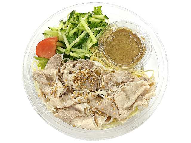 セブンイレブンの冷製パスタ 豚しゃぶごまポン酢を比較する。税込価格：572円、カロリー：571kcal、1円あたりカロリー：1.00kcal/円、たんぱく質：28.3g、1円あたりたんぱく質：0.05g/円、脂質：29.7g、炭水化物：50.4g、糖質：44.9g、食物繊維：5.5g、食塩相当量：3.9g。豚しゃぶ、きゅうり、トマトを盛りつけ、柑橘系の風味を感じるごまポン酢でさっぱりと食べられる冷製パスタです。アレルギー：卵、小麦。