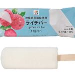 セブンイレブンの７Ｐ ライチバーを比較する。税込価格：138円、カロリー：83kcal、1円あたりカロリー：0.60kcal/円、たんぱく質：0.1g、1円あたりたんぱく質：0.01未満g/円、脂質：1.1g、炭水化物：18.4g、糖質：18.1g、食物繊維：0.3g、食塩相当量：0.1g。ライチの爽やかな味わいに沖縄県産海塩ぬちまーすのほのかな塩味がアクセントとして加わった夏にぴったりのバーアイスです。アレルギー：なし。