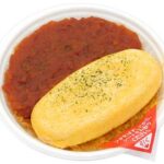 セブンイレブンの割って食べるふわとろ 玉子のオムライスを比較する。税込価格：680円、カロリー：656kcal、たんぱく質：25.7g、脂質：26.1g、炭水化物：81.2g、糖質：77.9g、食物繊維：3.3g、食塩相当量：7.6g。オムレツタイプの玉子を乗せた割って食べるオムライス。外はふわっと、中はとろっとした玉子が出てくる商品。アレルギー：卵、乳、小麦。